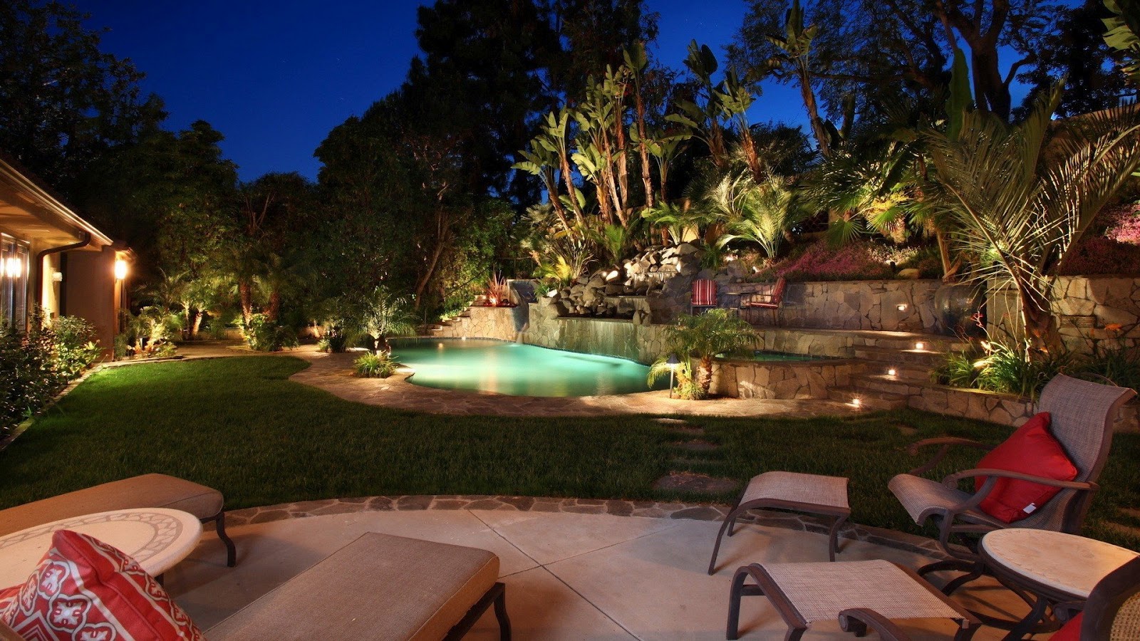 http://1.bp.blogspot.com/-9KvE-xhgZhw/UCr6D0Hpc4I/AAAAAAAADyY/xuPEbZaN2x4/s1600/luxury-backyard-1920x1080.jpg