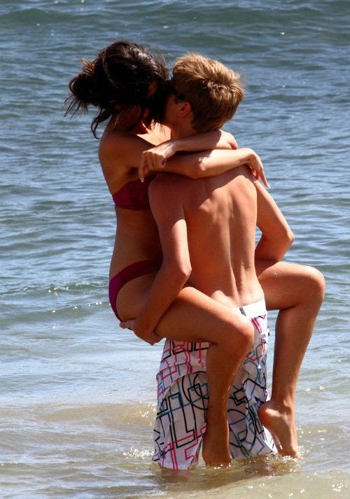 selena gomez justin bieber kiss beach. justin bieber selena gomez