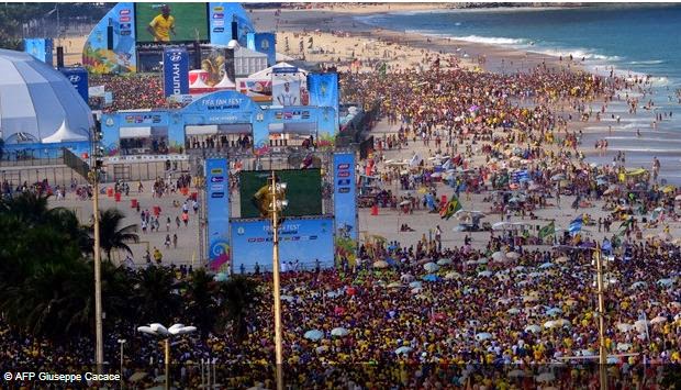 Robo masivo provocó una estampida en famosa playa de Río de Janeiro