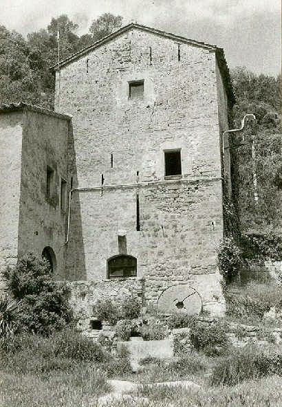 Vista de llevant de la torre del Molí de Llobateres al juliol de 1987 Vista de llevant de la torre del Molí de Llobateres al juliol de 1987