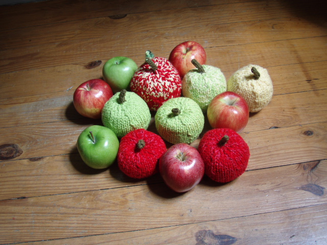 Stanas Critters Etc.: Knitting Pattern for Apples