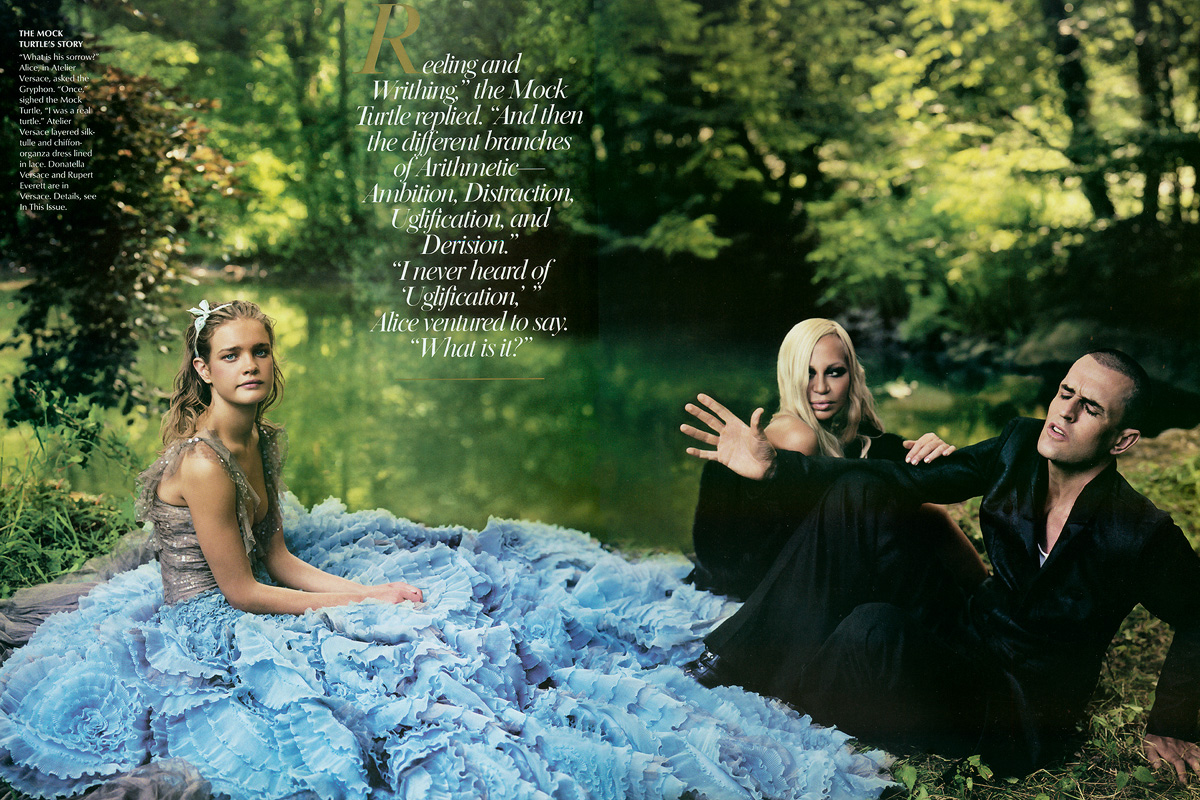 http://1.bp.blogspot.com/-9V2kedujxyI/T7uDmm6t0ZI/AAAAAAAAA44/Qrh53L-mnUQ/s1600/Annie%2BLeibovitz%2B-%2BNatalia%2BVodianova%2B-%2BAlice%2Bin%2BWonderland%2B11%2B%2528Donatella%2BVersace%2529.jpg