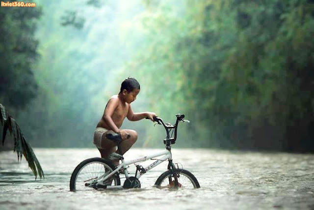 Chùm hình ảnh đẹp nghệ thuật về "tuổi thơ tôi" ngập lụt