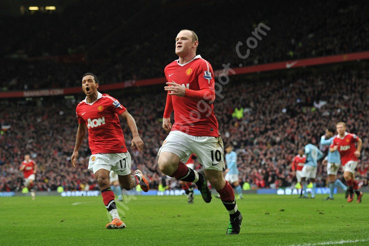 Manchester United's English striker Wayne Rooney L celebrates with 