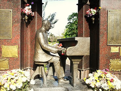 Monumento a Osvaldo Pugliese Pianista