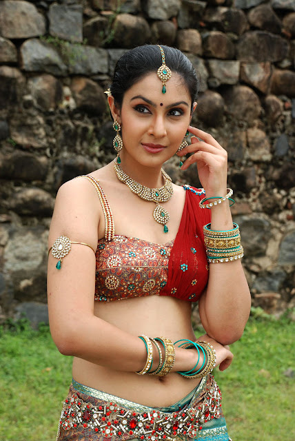 Actress Divya Parameshwar Navel Show Photos