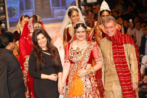 http://1.bp.blogspot.com/-9YSTjtNW3rs/U8Y_kNuwkUI/AAAAAAABvL8/dZHuhIZeK_k/s1600/Zarine+Khan+stunning+walks+the+ramp+for+Swarovski+Show+at+IIJW+2014+(1).jpg