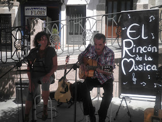 Artistas improvisados cantan en El Rincón de la Música