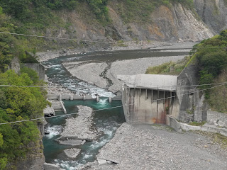 巴陵壩，民國66興建完工，96年韋帕颱風崩毀。