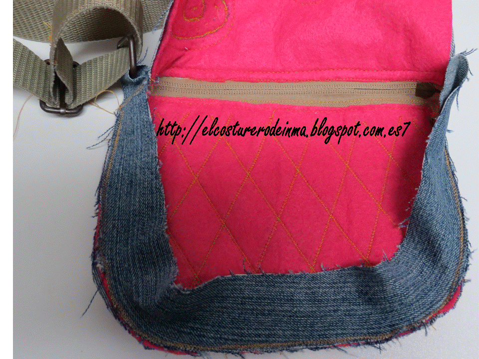 coser la tela de 6cm de ancho al rededor del contorno del bolso uniendo esta tira y la parte trasera con puntada zic,zac yo dejé las costuras fuera