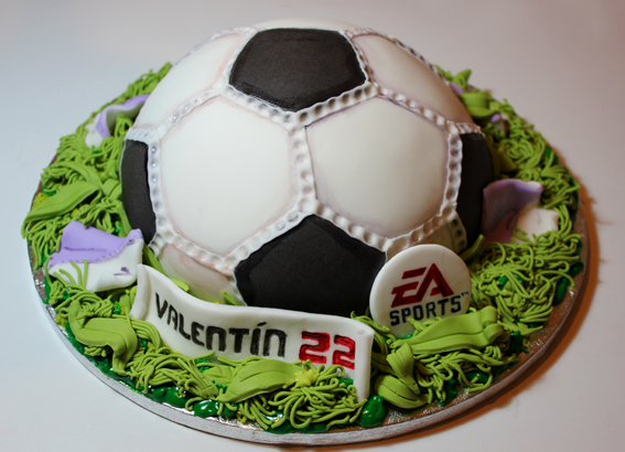 Tarta de fútbol de calabaza rellena de ganaché de chocolate negro, decorada con fondant, por Sweet KOKEKO