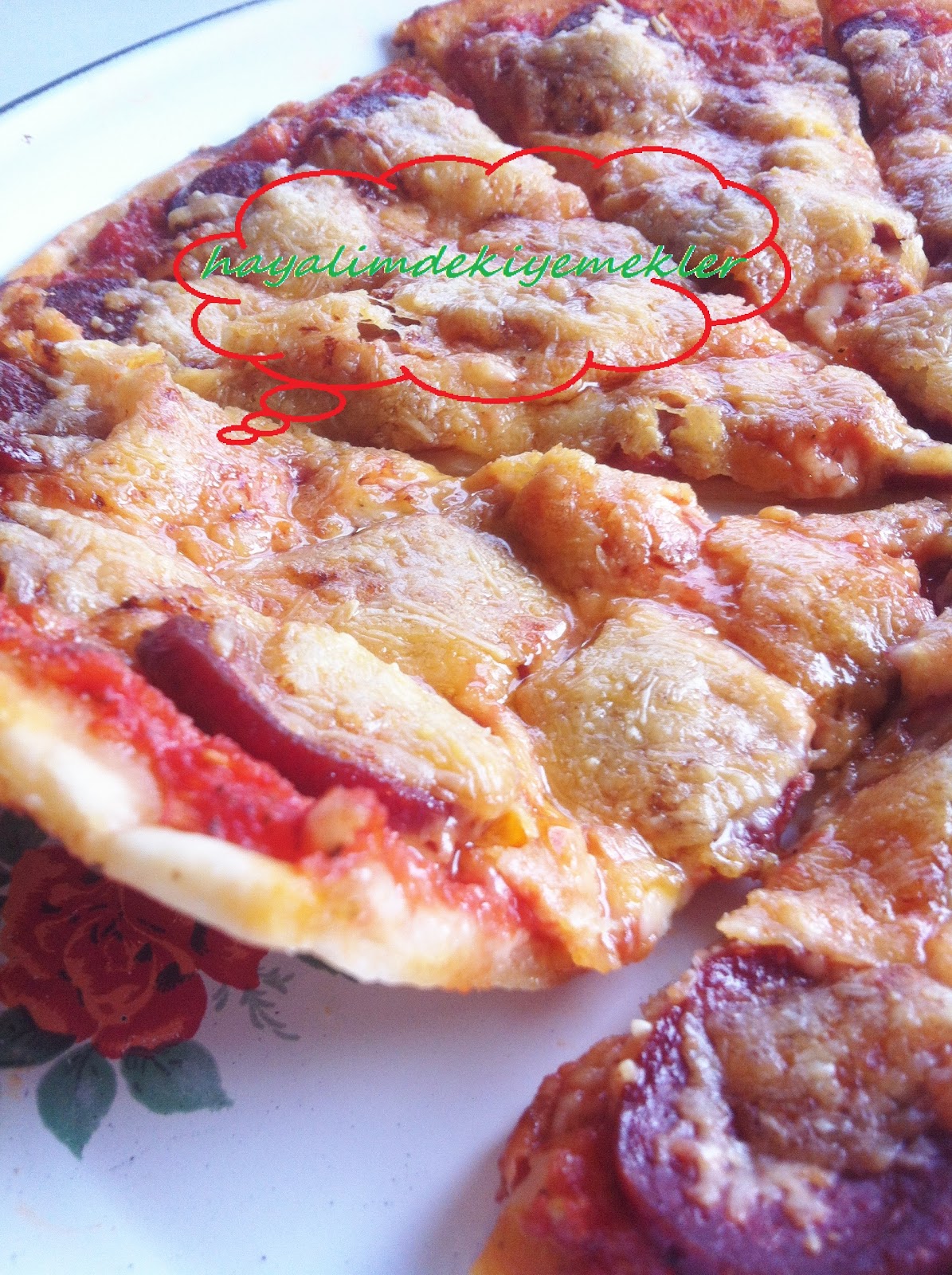 Mayasız Hamurdan Sucuklu Pizza Tarifi Resimli Yemek Tarifleri