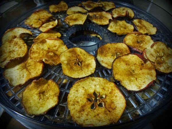 Yummy Apple Chips Recipe http://www.niftynnifer.com/2014/12/yummy-apple-chips-recipe.html #Apples #Recipes #Chips