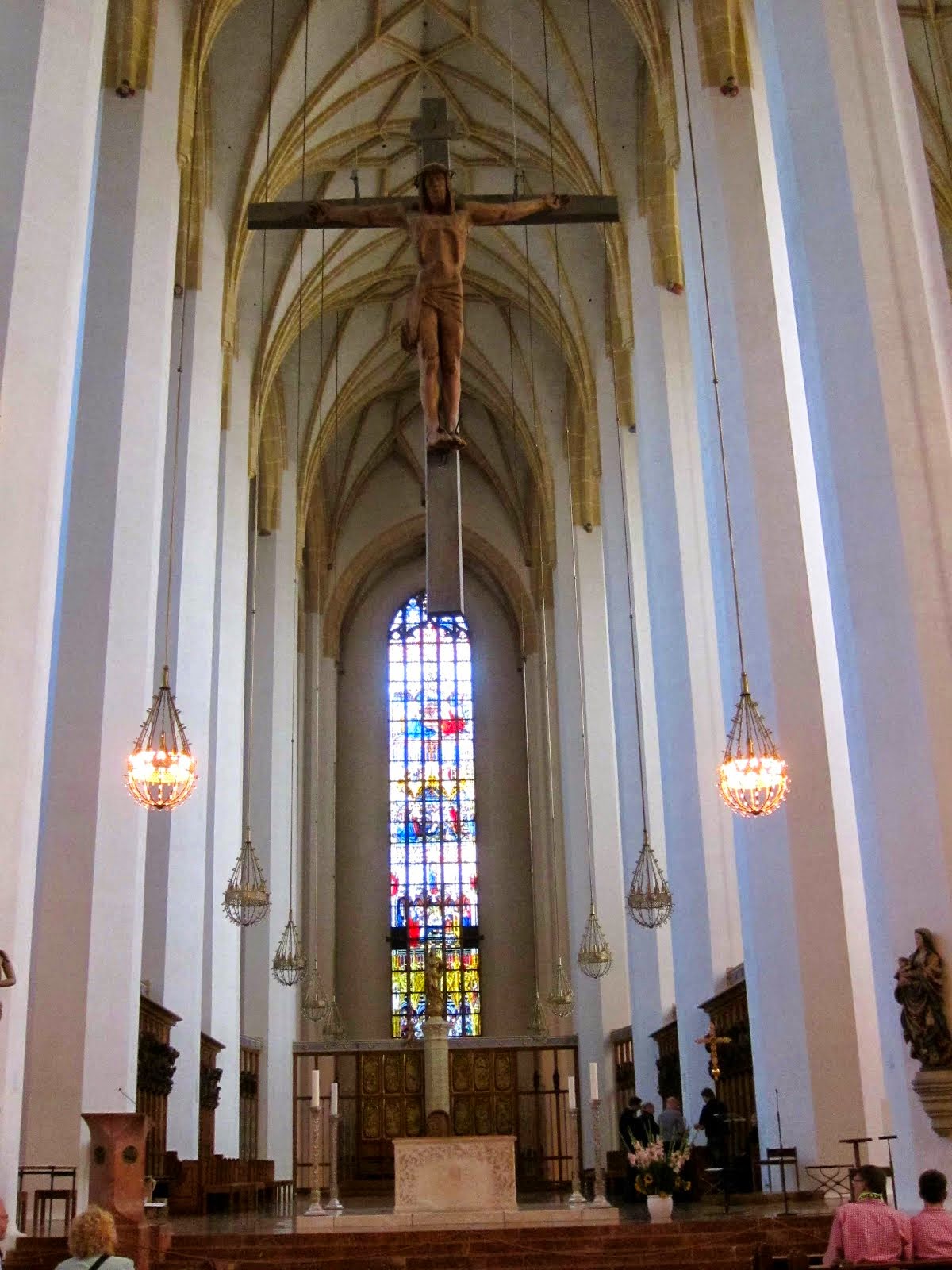 Impressionnante croix au milieu de la nef de la cathédrale