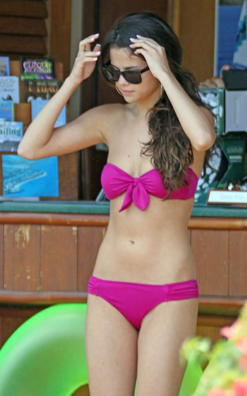 justin bieber selena gomez 2011 may. Selena Gomez in Plunging Dolce