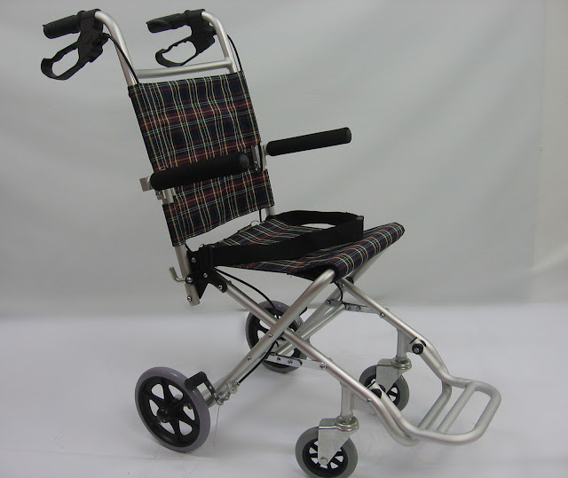 Kerusi roda melancong 旅行轮椅 Travel wheelchair, comes with a bag, can be luggage of a plane or bus (