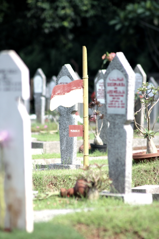 Merah Putih di Taman Makam Pahlawan Bintaro