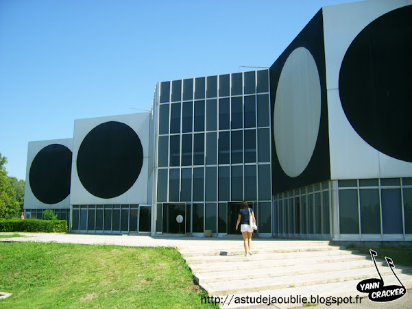 Aix en Provence - Fondation Vasarely  Architectes: J. Sonnier et D. Ronsseray (sur une idée de Victor Vasarely)  Construction: 1975