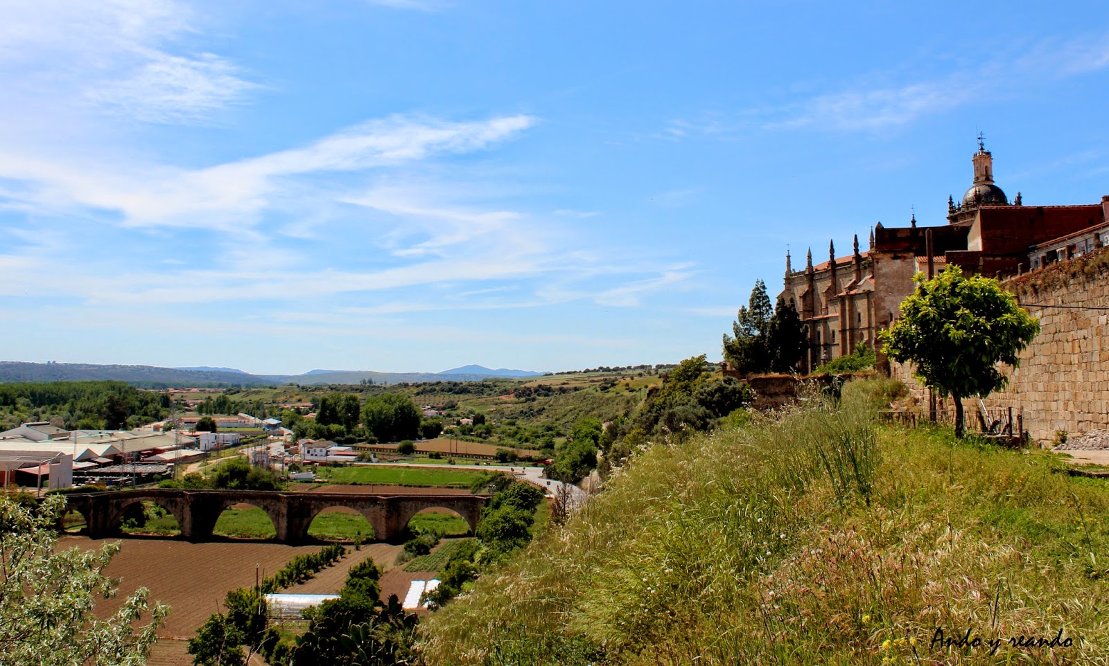 Puente Viejo sin río en Cáceres