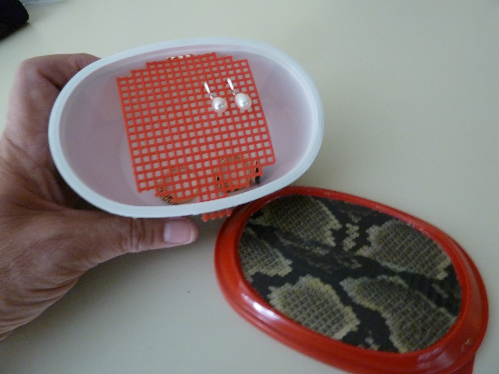 Make it easy crafts Recycled Travel Jewelry case