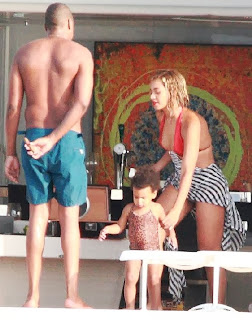 Beyonce Knowles wears a Red Bikini to celebrates her 32th birthday at Italy