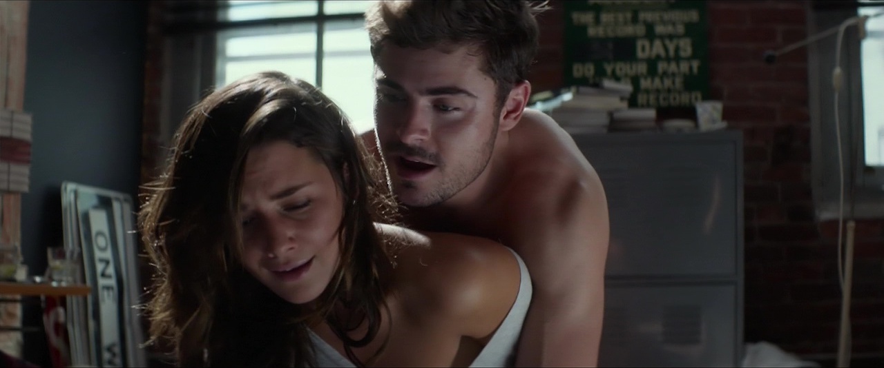 Порно - Парень научил брюнетку игре в бейсбол и она отблагодарила его киской