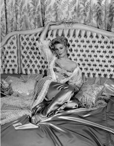 Fascinating Historical Picture of Kim Novak in 1954 