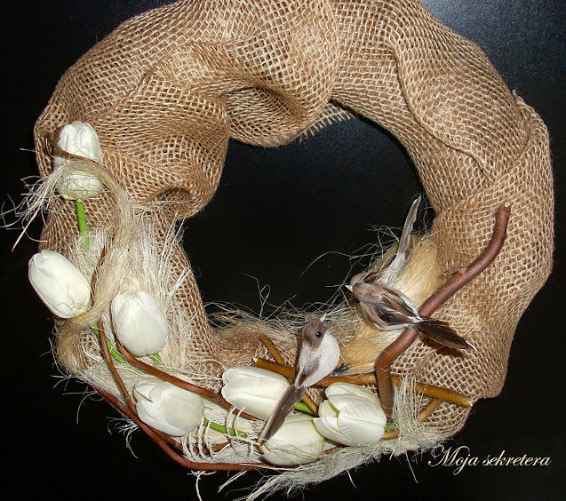 wianek owiniety tkaniną i ozdobiony patykami, białymi tulipanami i ptaszkami