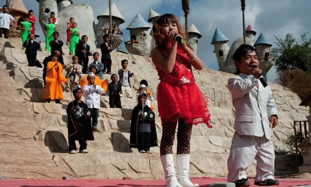 نقره لتكبير أو تصغير الصورة ونقرتين لعرض الصورة في صفحة مستقلة بحجمها الطبيعي