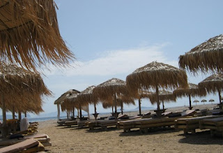 Δεν Υπάρχουν τα άτομα   ΕΠΙΚΗ αφίσα beach bar στη Χαλκιδική   Ο Αντώνης Ρέμος κοντά μας ΔΕΝ θα είναι, αλλά...  [pic]