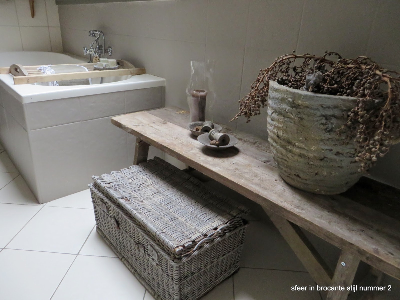 sfeer in landelijke stijl nummer 2: oude tafel in badkamer..