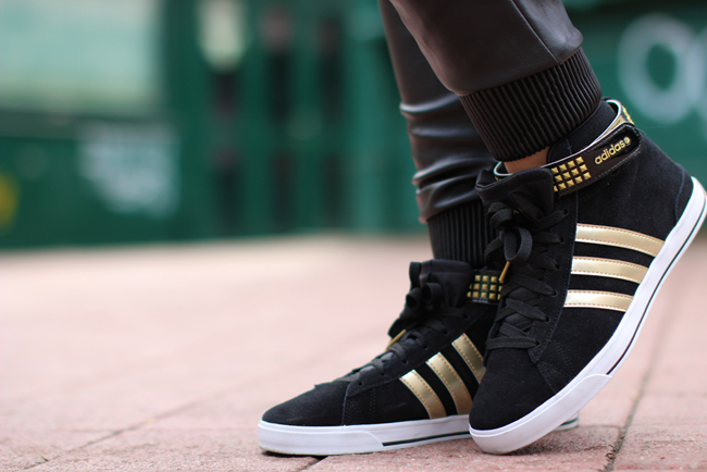 black leather track pants, Lederhose, Lederjogger & wayfarer sunglasses - New Yorker / white blouse - Zara / golden statement necklaces - H&M, Mango / golden vintage earrings - Kunsthandel Pichler / tote bag - Prada / black gold mid cut sneakers - Adidas Neo via Deichmann / Modeblog Österreich / Austrian fashion blog / blogger / Austrian personal style blog / street style / fashion trend spring summer 2015 / Modetrend Sommer Frühling 2015 / top trends 2015 / chic and casual / pink panther / monochrome look / less is more / black and white outfit / schwarz weiss Outfit