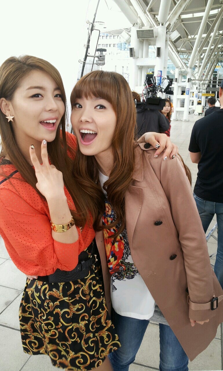 ailee shin bora look like sisters new photo daily k pop news ailee shin bora look like sisters new photo daily k pop news