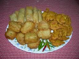 Melihat Kepribadian Seseorang Dari Cara Makan Gorengan