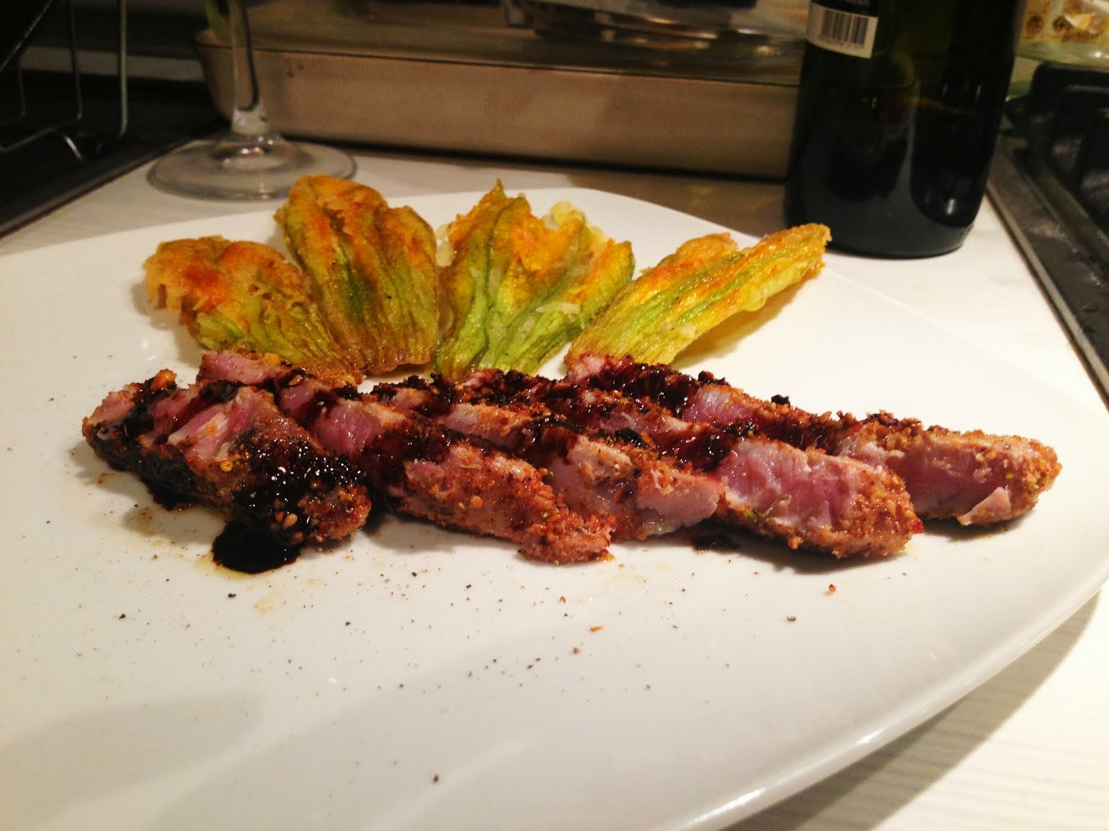 Tonno in crosta di pistacchi e pomodorini secchi con fiori di zucca croccanti