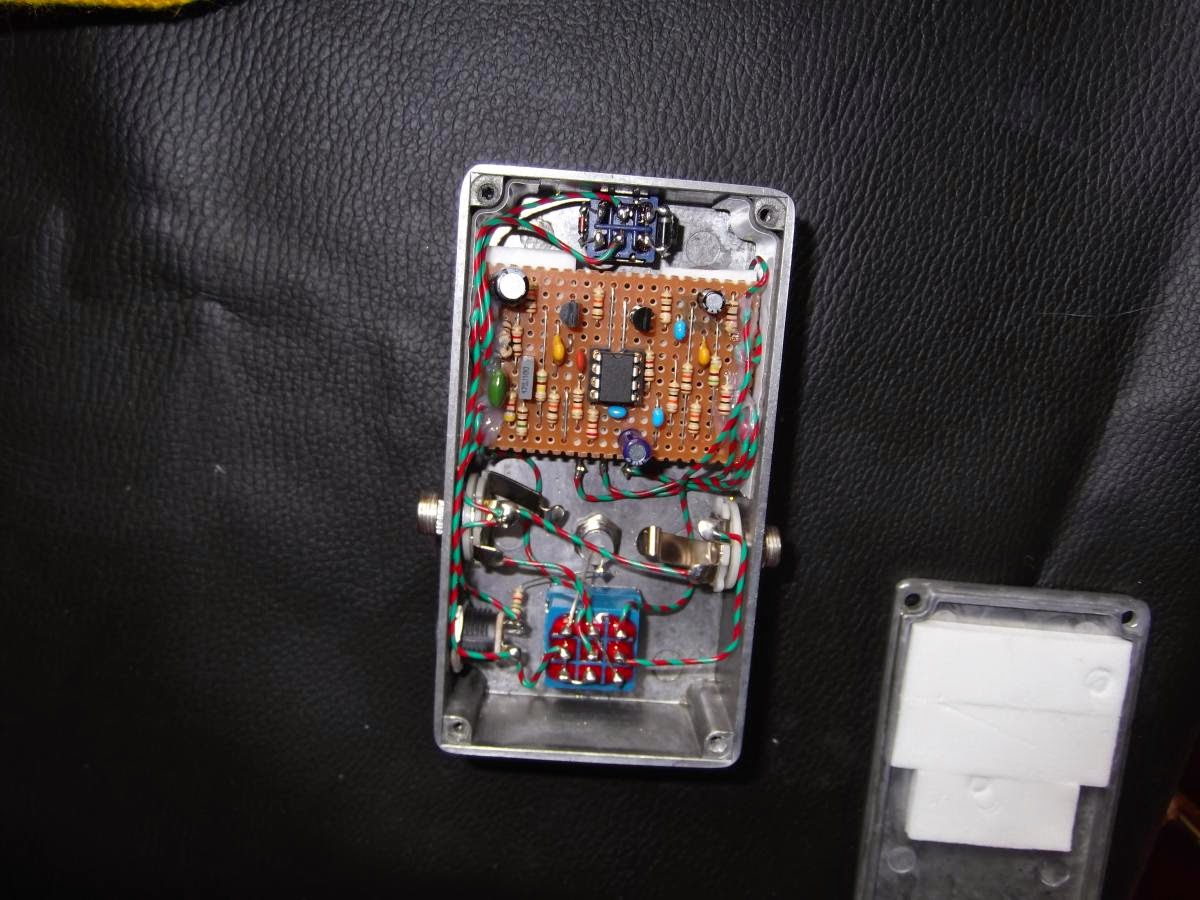 HGE Contraptions: Tubescreamer TS808 clone with a 3 way clipping mod switch