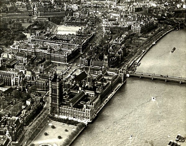 Amazing Historical Photo of Palace of Westminster in 1922 