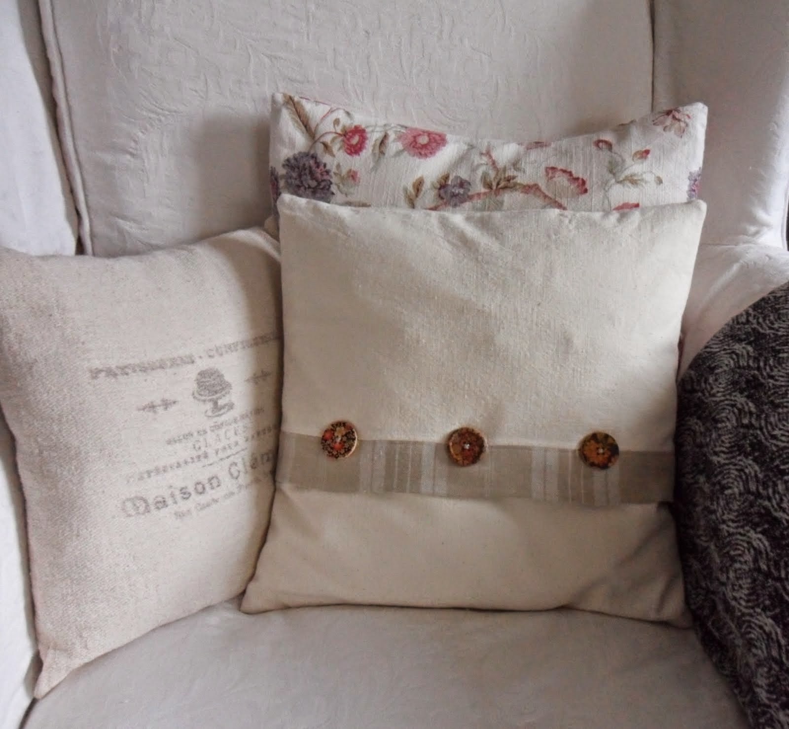 gillyflower Tutorial on How to make alternative buttonholes InSeam Buttonholes