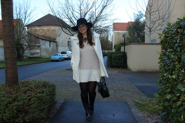 robe pull naf naf, manteau blanc, bottes andré, sac clarks, capeline noire headict