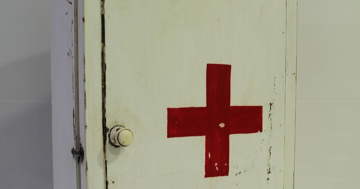 Vintagería: Antiguo botiquín de madera con cruz roja, años 40