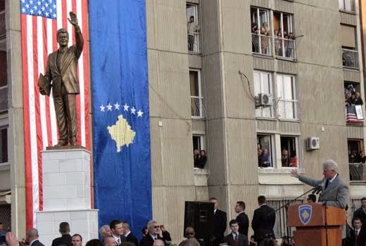 Clinton+Kosovo+Statue.jpg