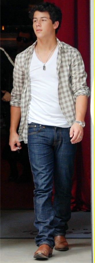 With a fantastic body and quite visible bulge Nick Jonas jeans bulge