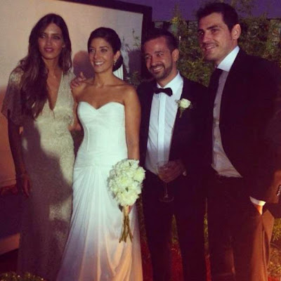Sara Carbonero vestida de blanco en una boda