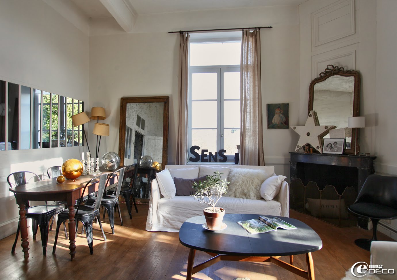 Dans le salon de Florence Bouvier, antiquaire à Lyon, une table basse des années 1950, un canapé Ghost de Paola Navone pour Gervasoni, boutique Maison Hand