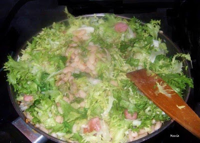 Ensalada De Judías Blancas Y Salchichas Salteadas