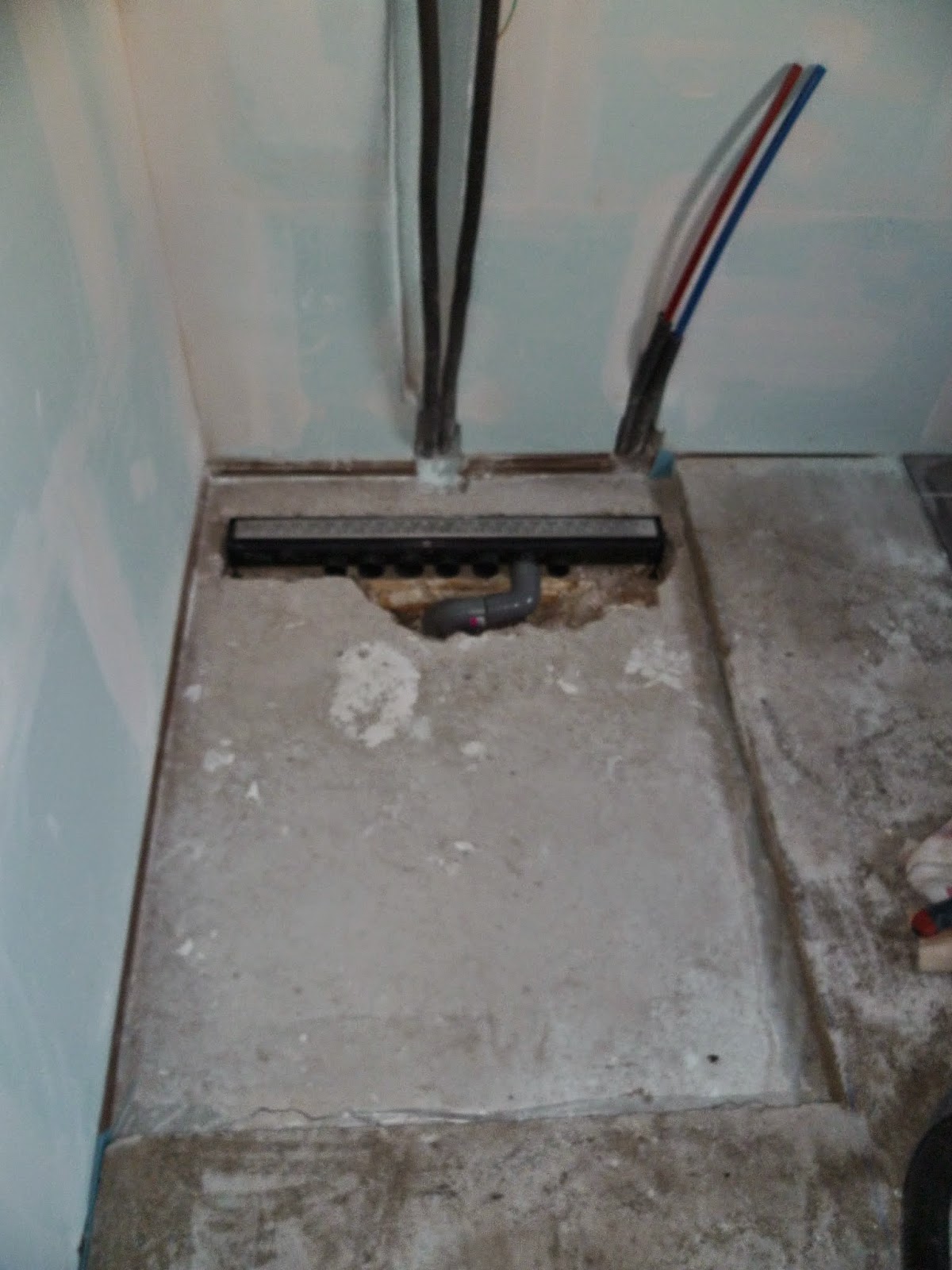 Notre maison à ESTAIRES Coulage de la chape de la douche à l'italienne