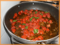 Ravioli con ripieno di melanzane in salsa di pomodorini