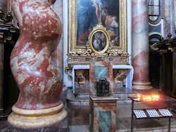 Colonnes de marbre de l'église St-Pierre