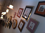 Llena de flores, dibujos, cuadros y espejos que parecen recordarte que tú . (img )