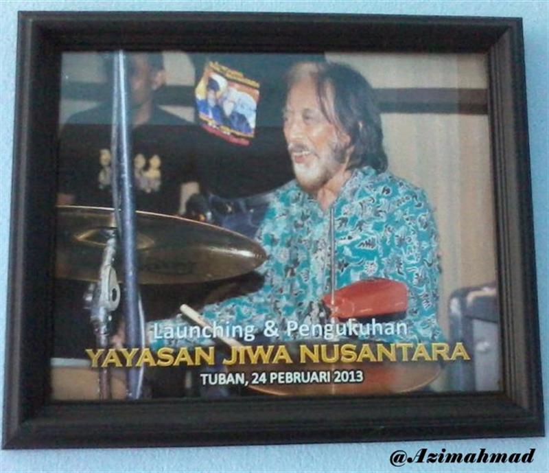 Drummer Koes Plus mengenakan kemeja batik gedig tuban Penampilan Koes Plus di Graha Sandiya